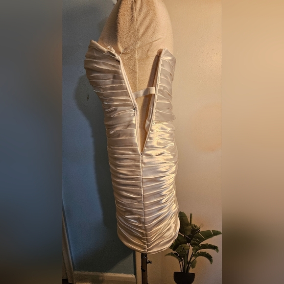 Elegant White Gathered Strapless Mini Satin Dress. Size 6. Beach Wedding - Picture 10 of 10